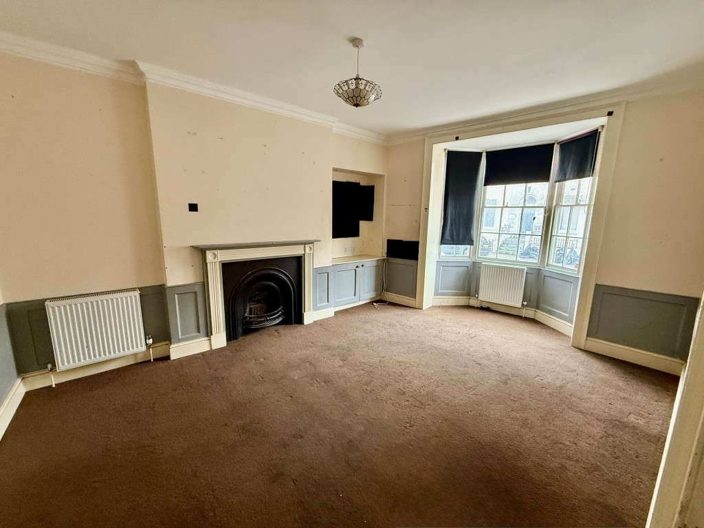 Lot: 88 - VACANT FOUR STOREY PROPERTY IN TOWN CENTRE - Maisonette - ground floor - bedroom one